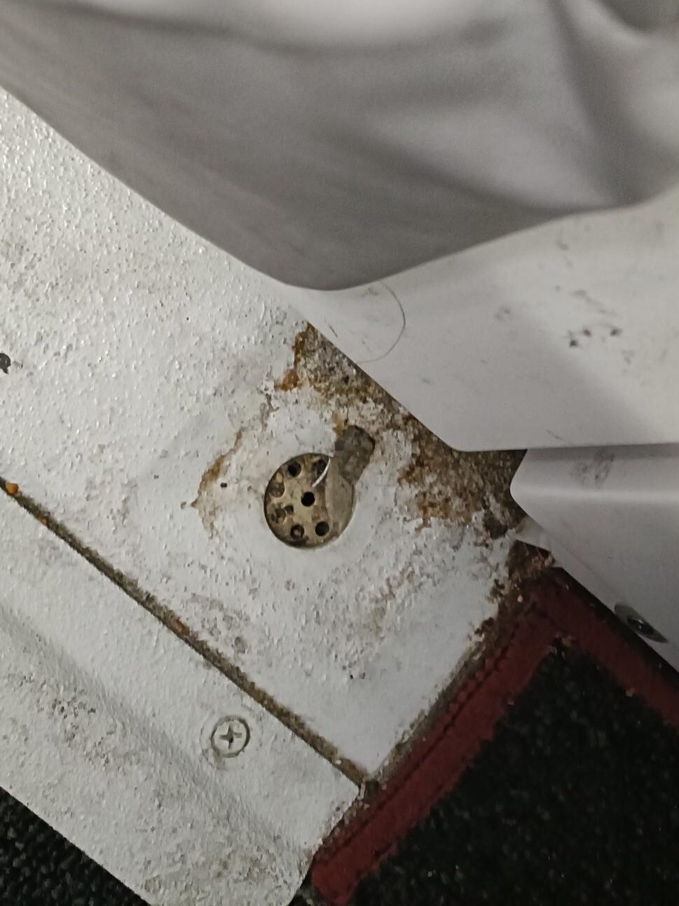 El peor avión de España, mi experiencia en Iberia Express: Manchas, suciedad y moho en el suelo.