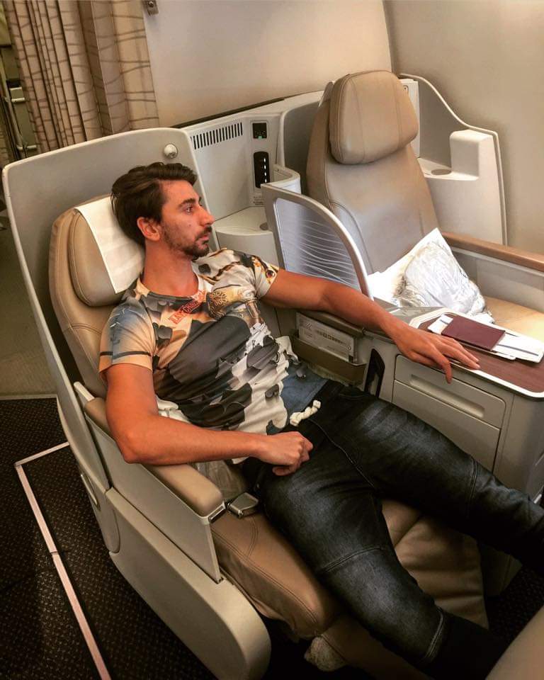 Giacomo en un asiento cama de Business Class reservado con puntos